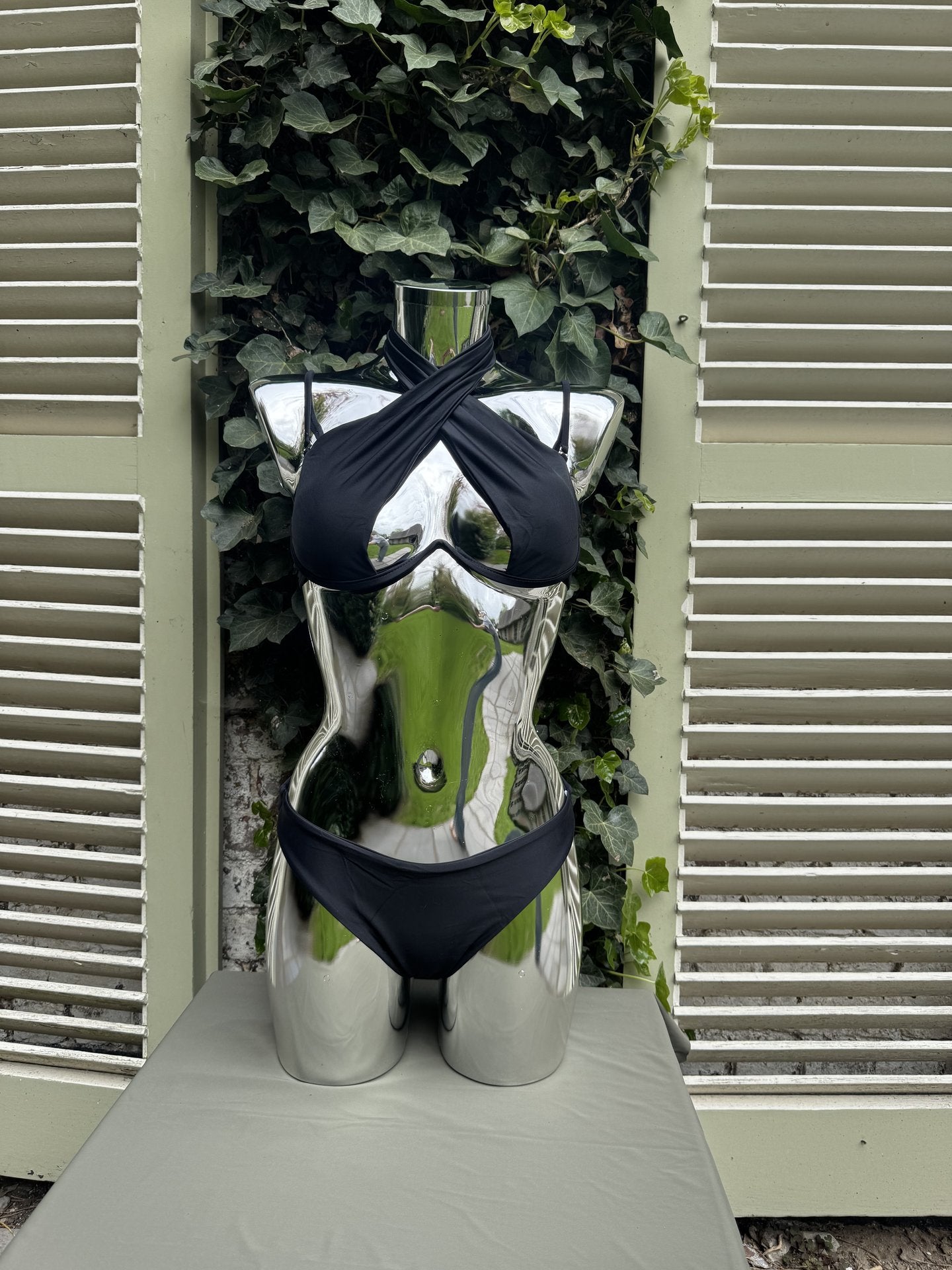 Cross-Front Bikini Black